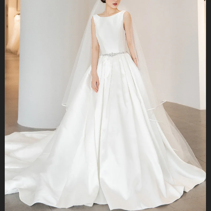 Fashion-Forward Open Low Back A-line Bridal Gown Wedding Dress with Pocket Luxe Layering